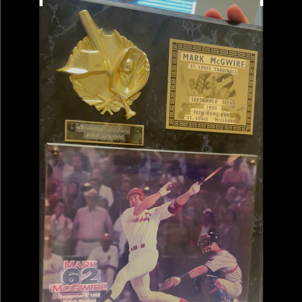 St. Louis Cardinals Mark McGwire #62 HR Plaque w RARE Figurine